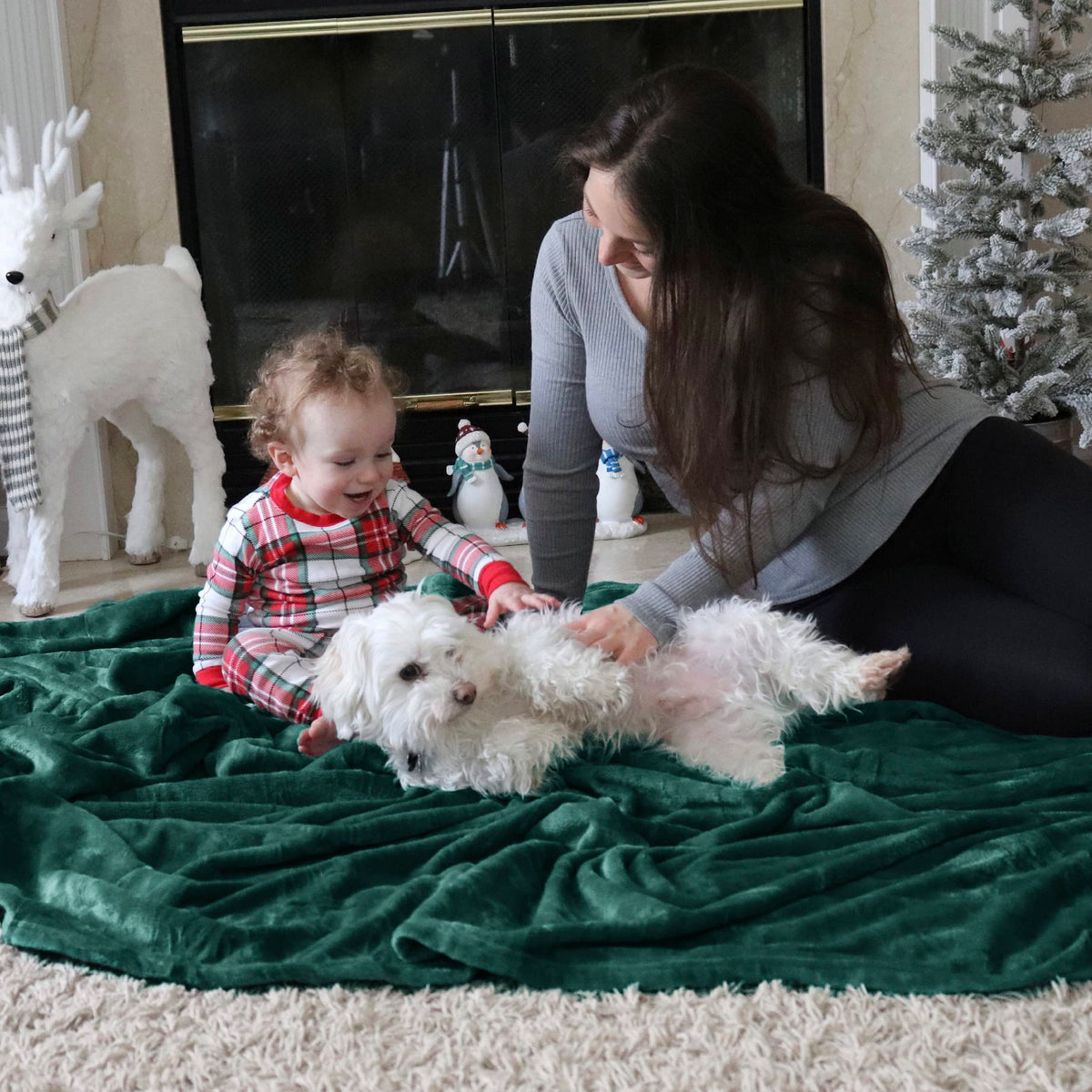 Bedsure GentleSoft emerald blanket family snuggle moment on couch.