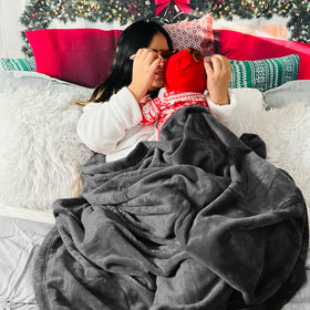 Bedsure GentleSoft fleece blanket stitching detail demonstrates durability and neat seams.
