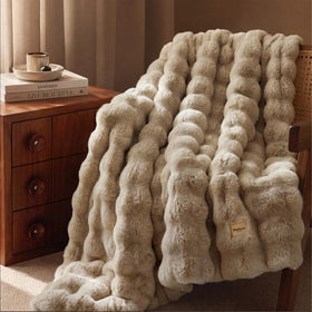 Bedsure GentleSoft easy-care design is machine washable for effortless upkeep.