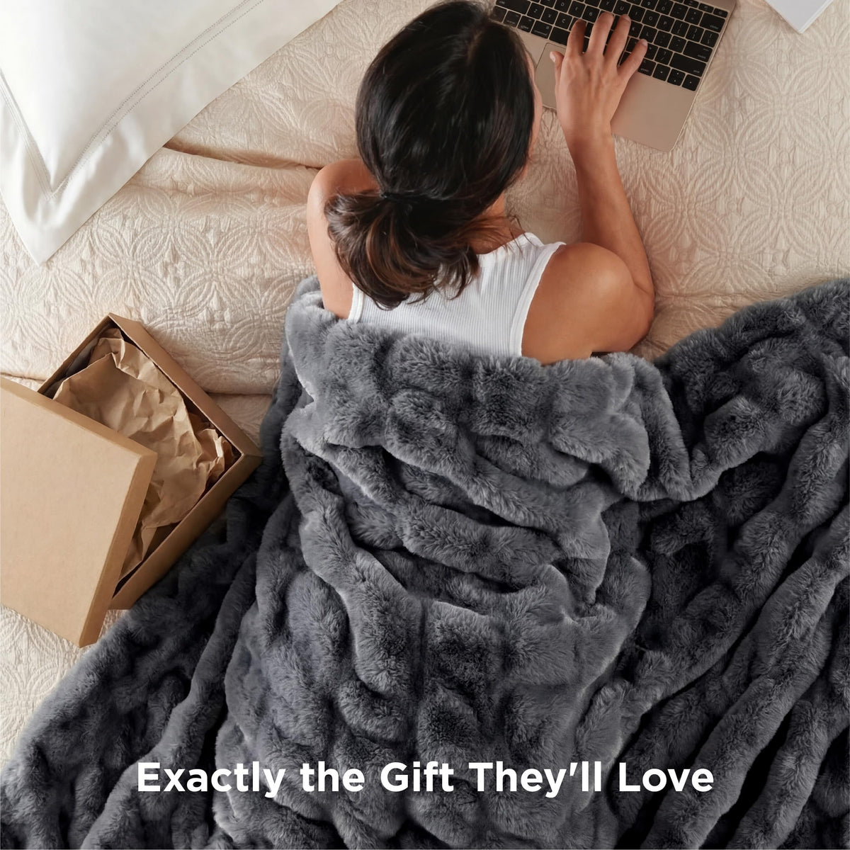 Bedsure GentleSoft Throw 220 GSM milk velvet back detail