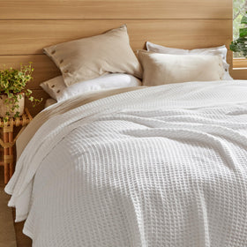 Bedsure Gentlesoft king-size blanket provides ample coverage for double beds.