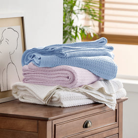 Lightweight warmth of Bedsure Gentlesoft blanket for cozy evenings