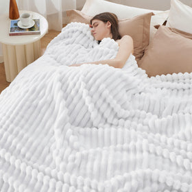 Bedsure GentleSoft close-up of microfiber for plush softness and warmth.