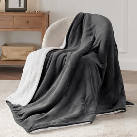 Dorm-room setup with Bedsure Twin blanket adding warmth and style.