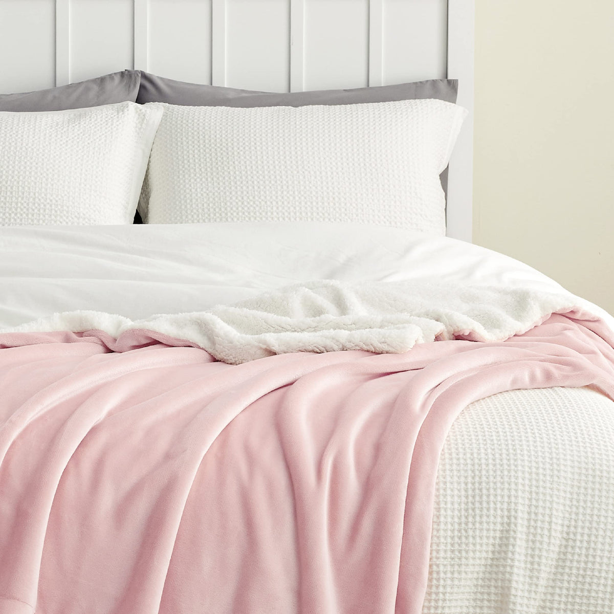 Bedsure GentleSoft Sherpa stitching highlights durable seams and long-lasting use.
