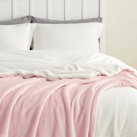 Bedsure GentleSoft Sherpa stitching highlights durable seams and long-lasting use.