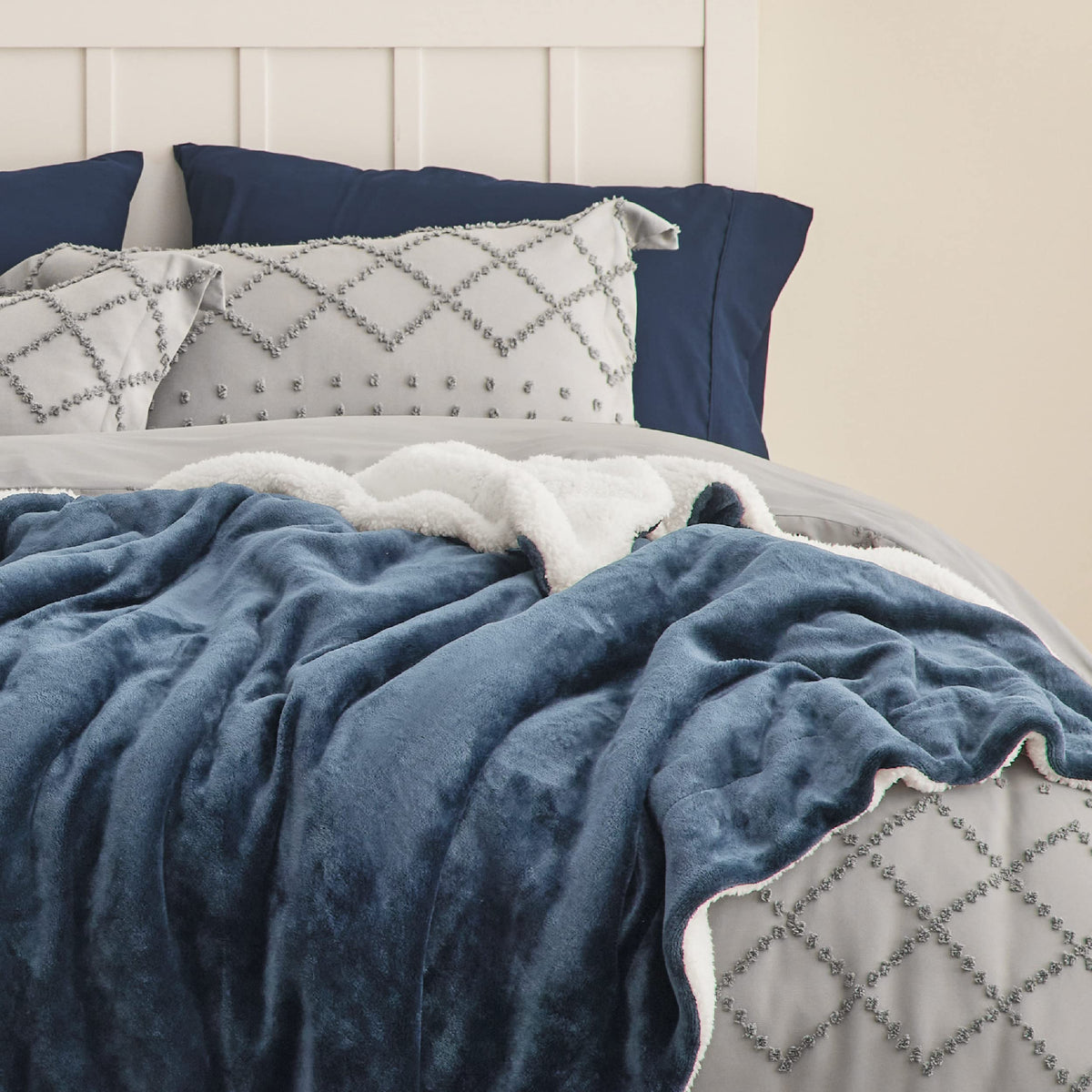 Bedsure GentleSoft Sherpa Throw stitching detail for durability