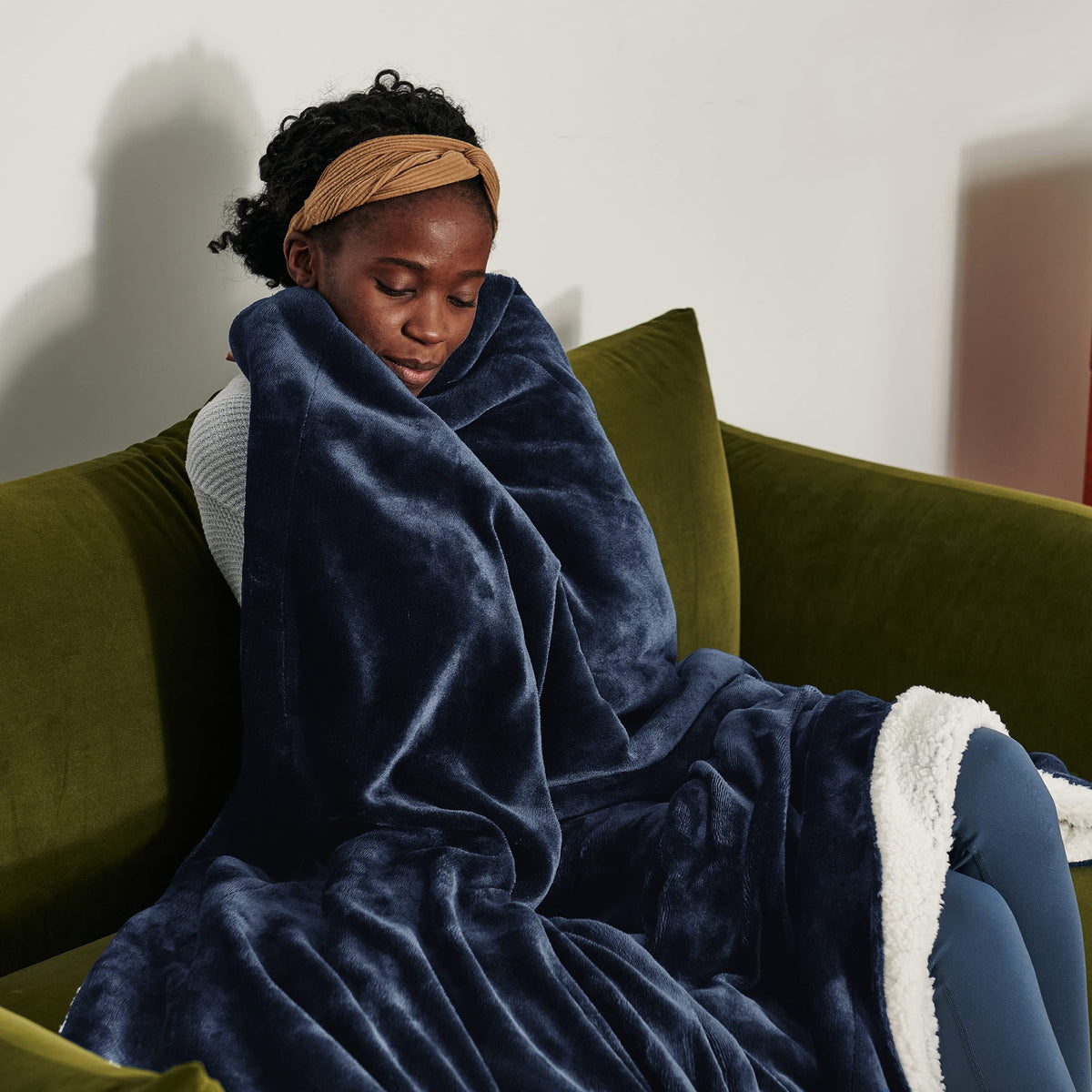 Bedsure GentleSoft Sherpa Throw folded navy, compact warmth and coziness