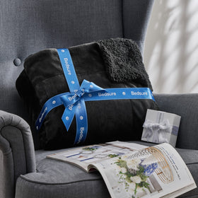 Bedsure GentleSoft Sherpa Throw gift-pack black presents a thoughtful present.