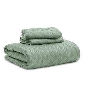 Bedsure all-season king quilt offers year round comfort.