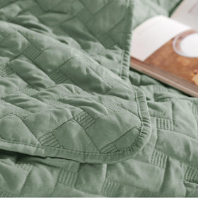 Bedsure king quilt stitching detail highlights durability for daily use.