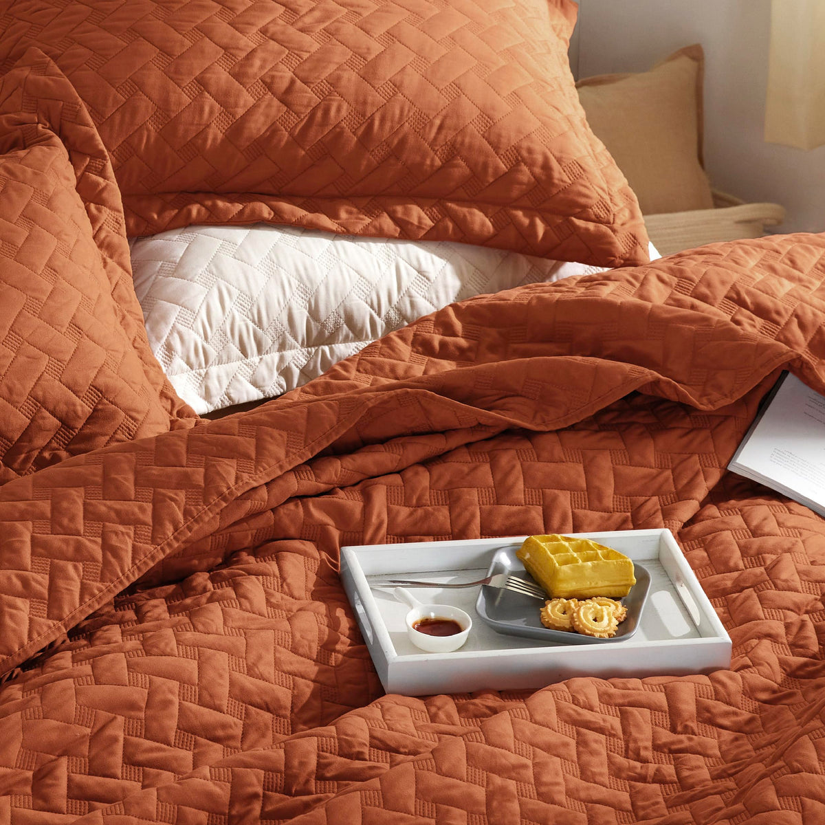 Bedsure king quilt edge stitches close-up, durable construction for long-lasting use
