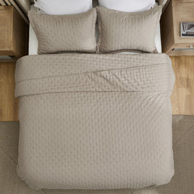 Bedsure taupe coverlet color stays vibrant after washing.