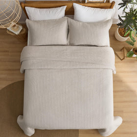 Bedsure lightweight 150gsm fill shown for warm-weather layering.