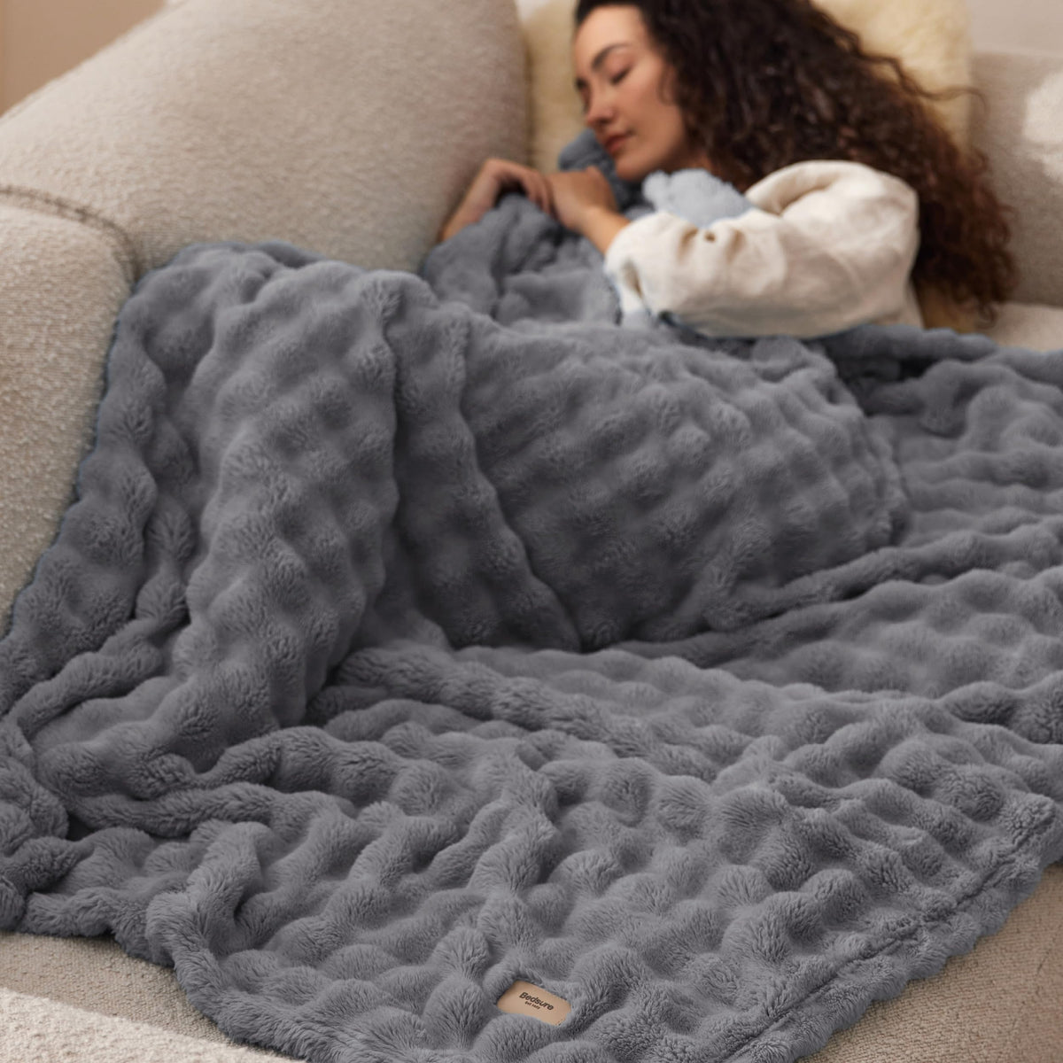 Bedsure 3D fleece blanket blends with living room decor.