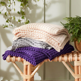 Bedsure moisture-wicking blanket demonstrates dry, comfortable resting