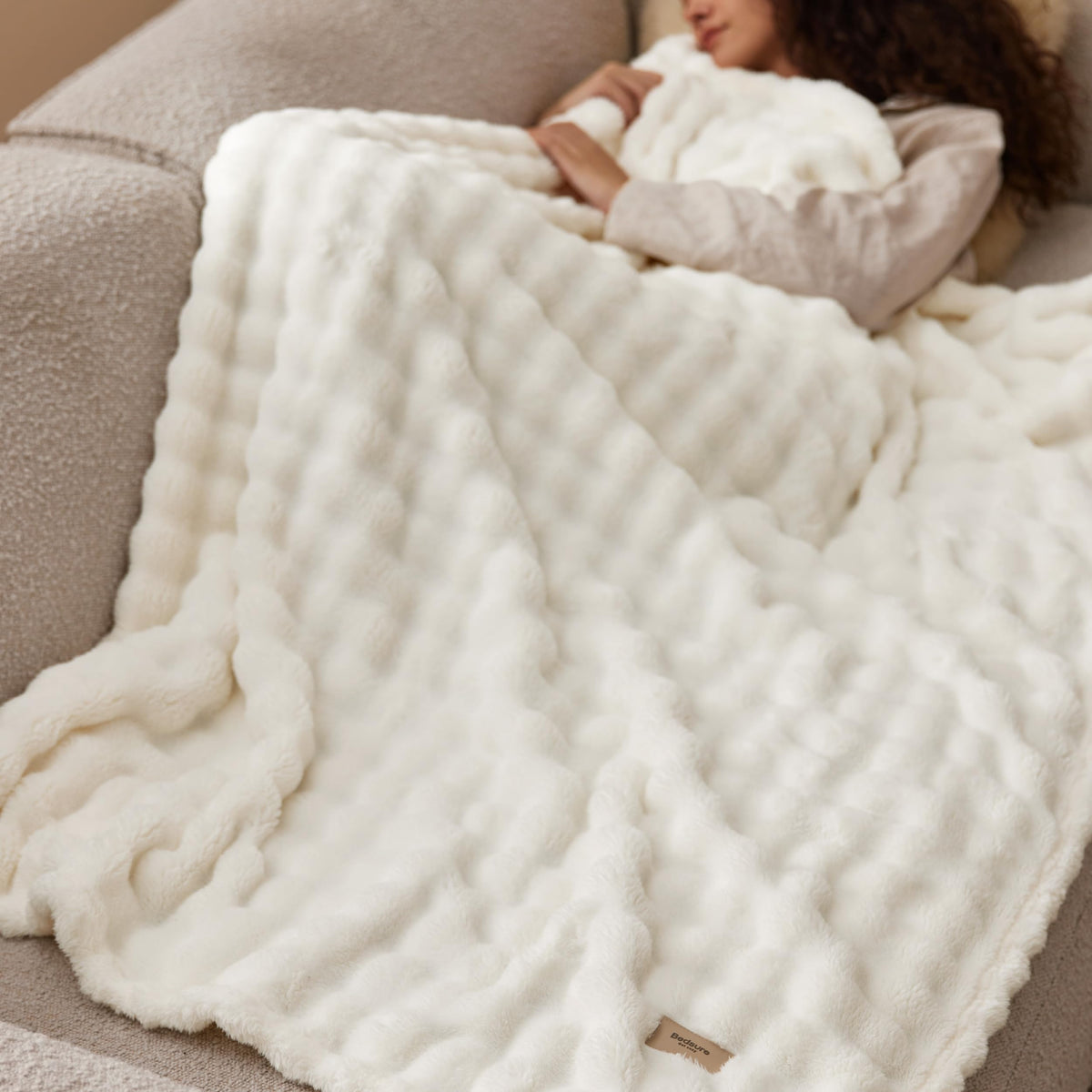 Bedsure 3D texture blanket on a bed creates inviting bedroom decor.
