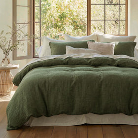 Bedsure muslin cotton duvet cover in olive green king size close-up of breathable gauze texture