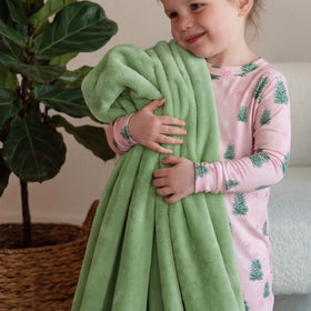 Bedsure pet friendly blanket on sofa proves easy care and family friendly use