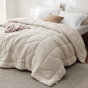 Bedsure queen comforter soft-cover close-up for ultra-soft feel and restful sleep.