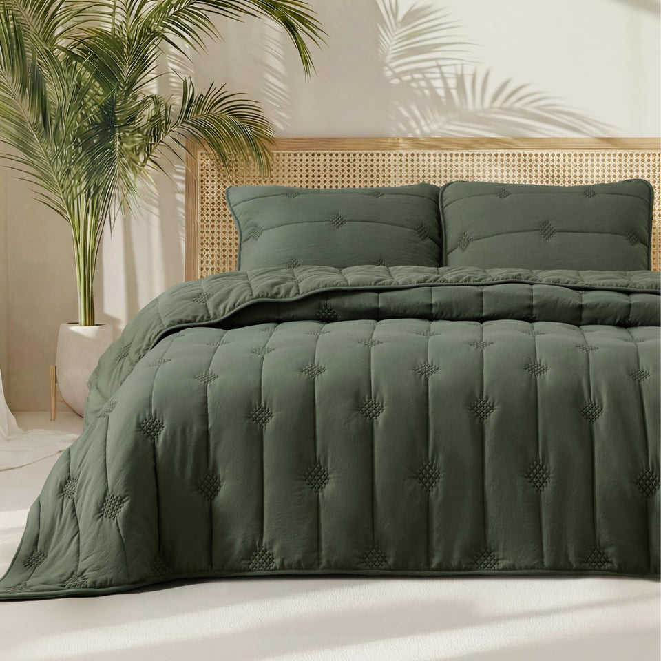 Bedsure queen quilt with heritage vertical stitch for airy bedding.