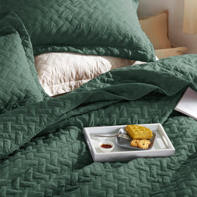 Bedsure queen quilt close-up of brushed shell texture delivering gentle warmth.
