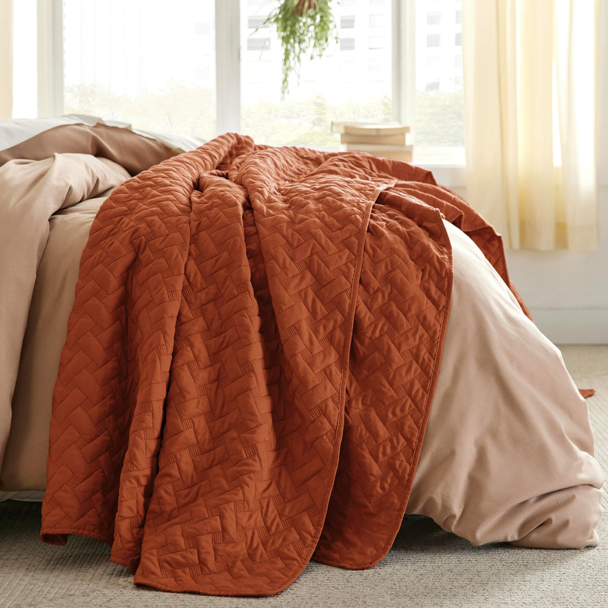 Bedsure king-size quilt set on bed for all-seasons softness and warmth