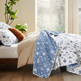 Bedsure microfiber quilt close-up highlights lasting softness and anti-static feel.