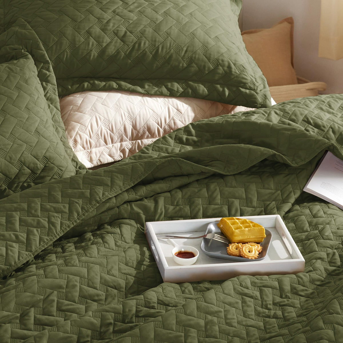 Bedsure quilt stitching detail and edge stitching for durable daily use.