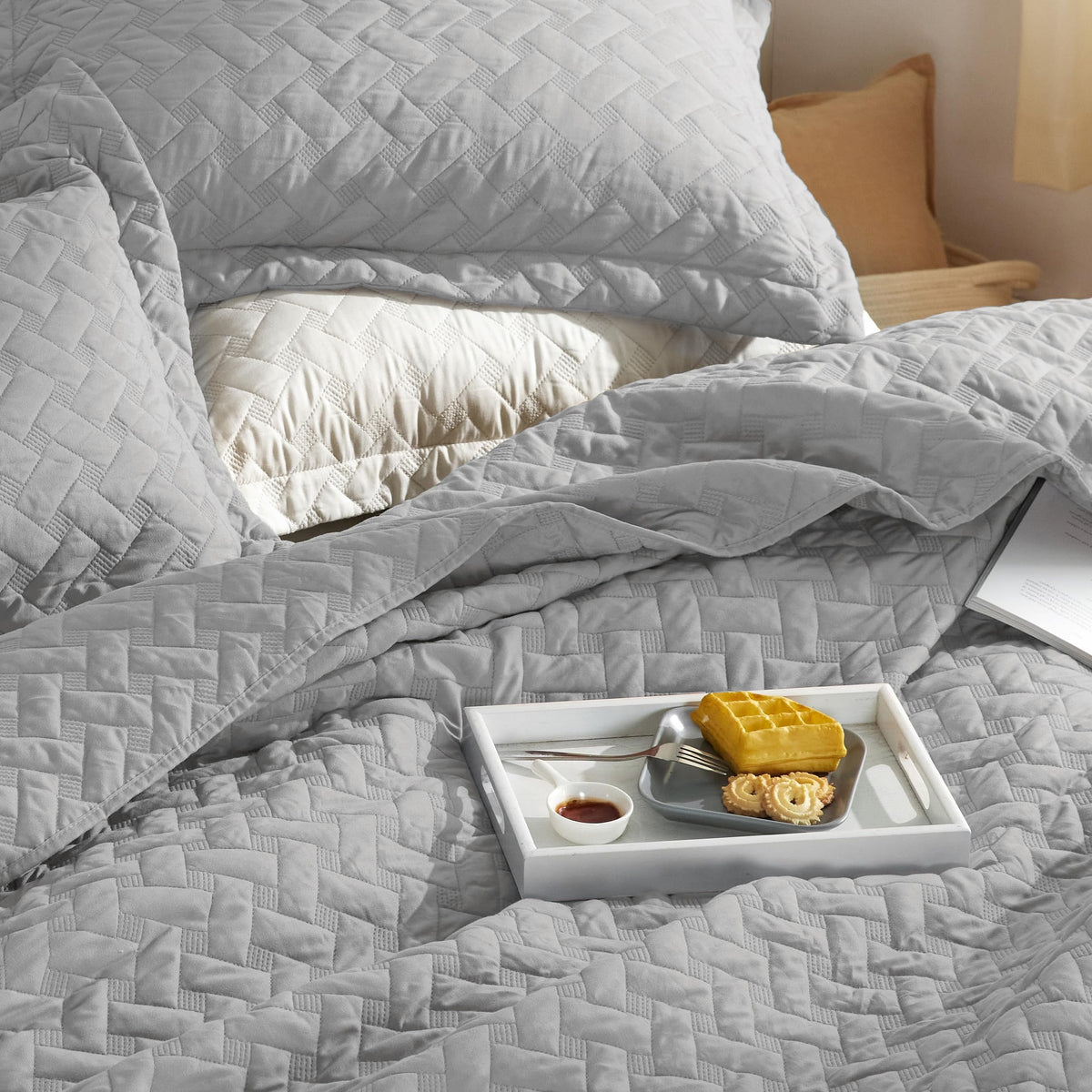 Bedsure all-season quilt in light grey complements any decor.