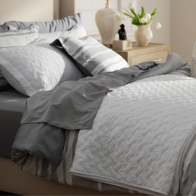 Bedsure king-size quilt in soft-brushed shell delivers cozy, year-round comfort.