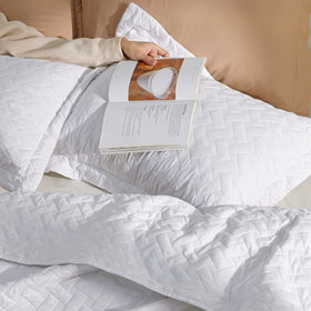 Bedsure quilt showing stitch-density highlights durability for everyday use.