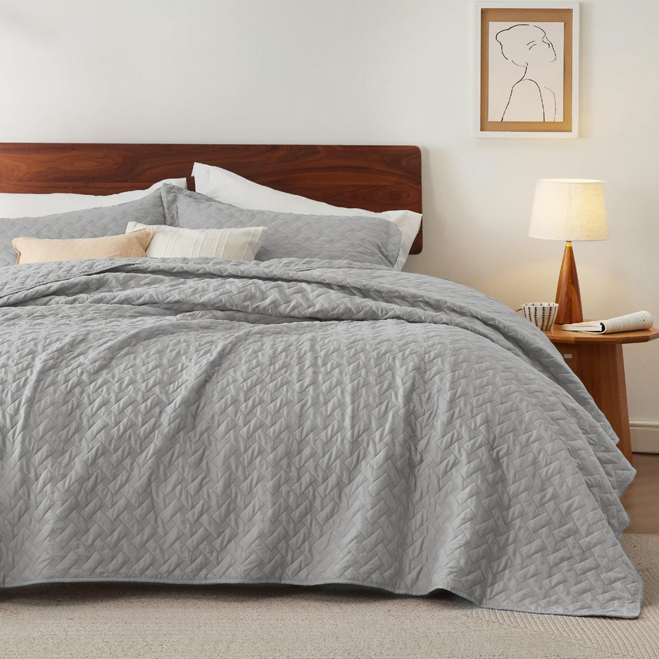 Bedsure queen quilt basket weave close-up with soft microfiber for cozy comfort.