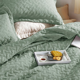 Bedsure queen size quilt shown as a lightweight summer layer.