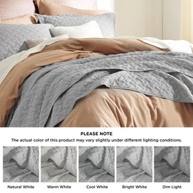 Bedsure room decor ensemble featuring the all-seasons quilt for chic bedding.