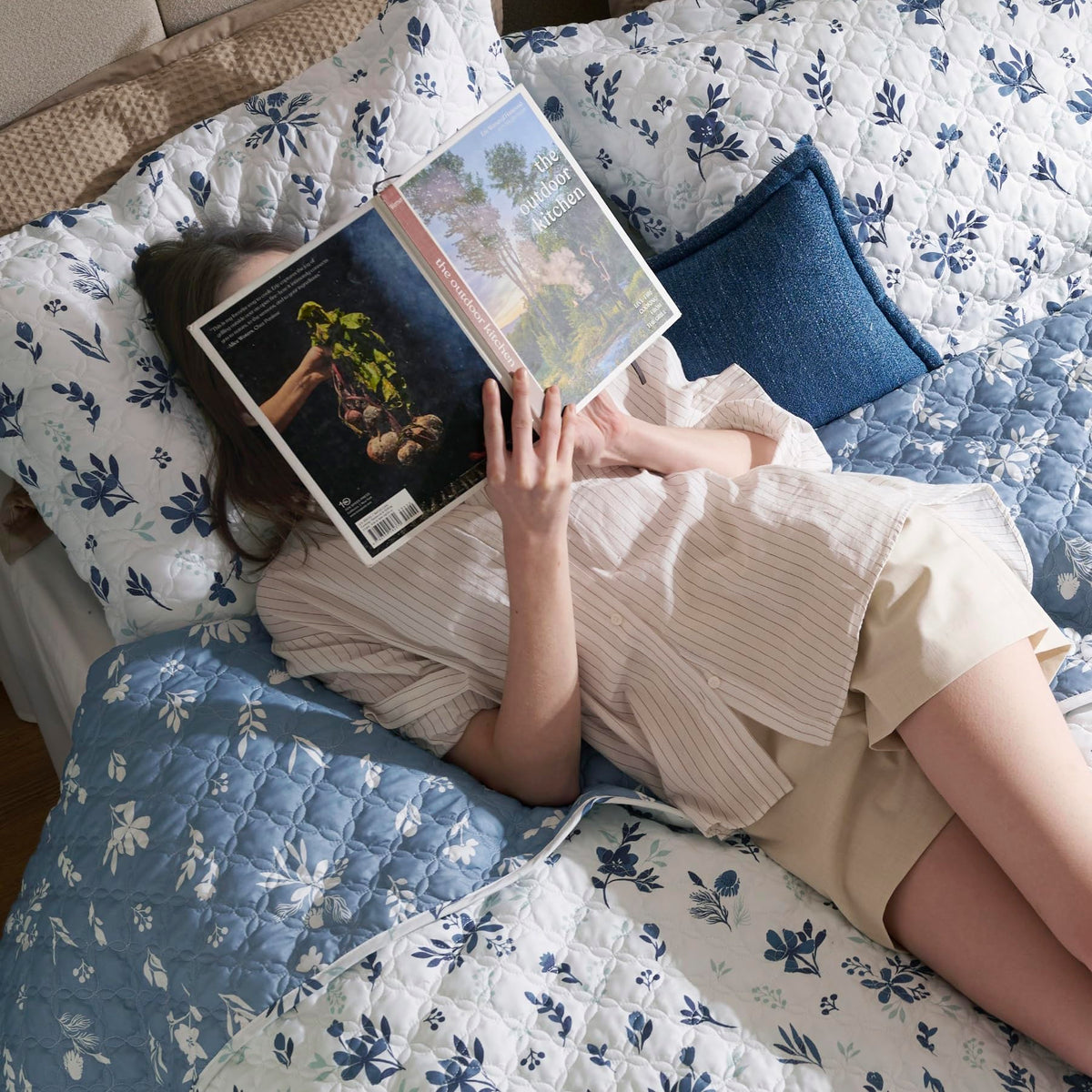 Bedsure reversible blue and white pattern offers versatile styling options for any season.