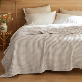 Bedsure soft cotton blanket texture under daylight reveals breathable weave and coziness.