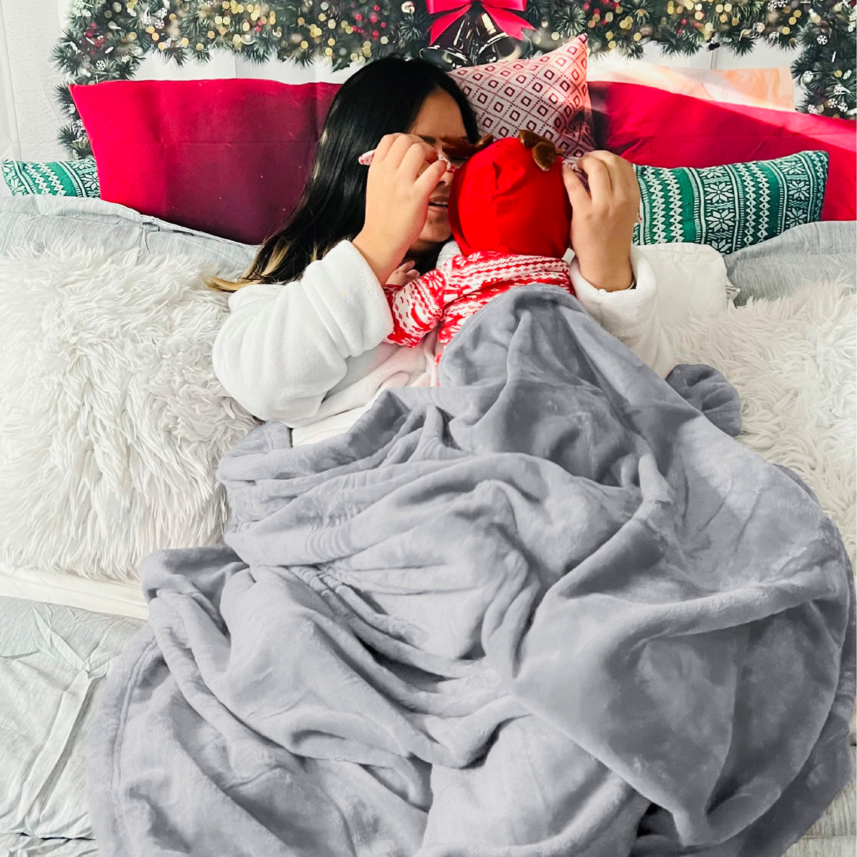 Bedsure stitched-edge blanket design enhances durability and prevents fraying.