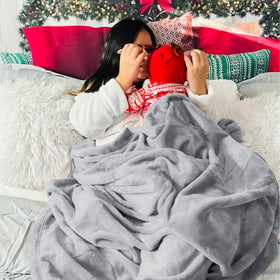 Bedsure stitched-edge blanket design enhances durability and prevents fraying.
