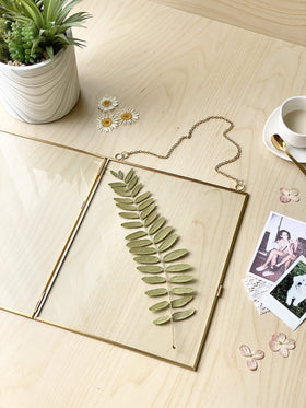 Beedecor tempered glass hanging frame 8x10 ideal for art and keepsakes.