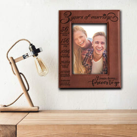 BELLA BUSTA leatherette texture highlighting durable, elegant design