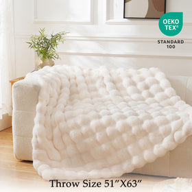 BENVWE anti-shedding weave helps keep fibers in place for a neat throw.