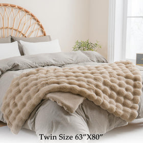 BENVWE double-sided faux fur close-up highlights 3D bubble texture for warmth