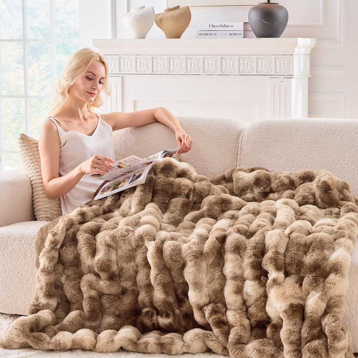 BENVWE gift-worthy faux fur throw suitable for women’s gifts.
