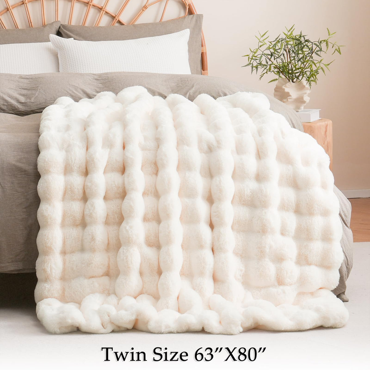 BENVWE cream blanket as a thoughtful Mother’s Day gift.