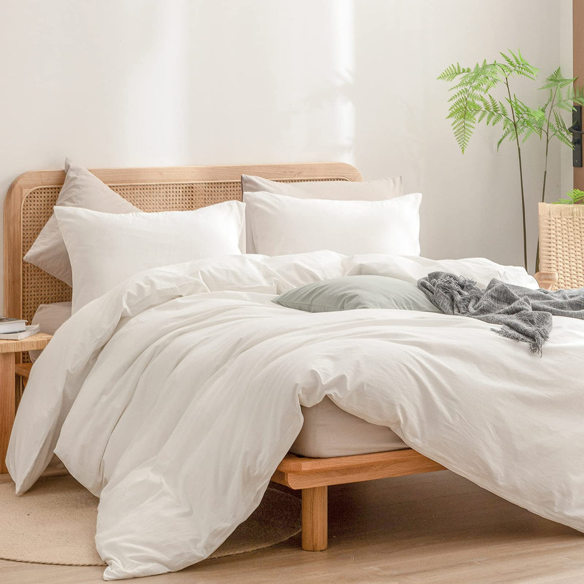 BESTOUCH duvet cover features 8 interior ties to keep the insert in place.