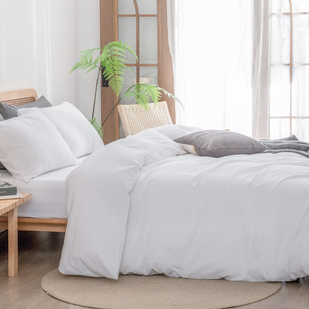 Bestouch white pillowcases with envelop closures for a neat bed finish