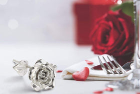 BESZONE handcrafted tin rose artwork with vivid petals and leaves.