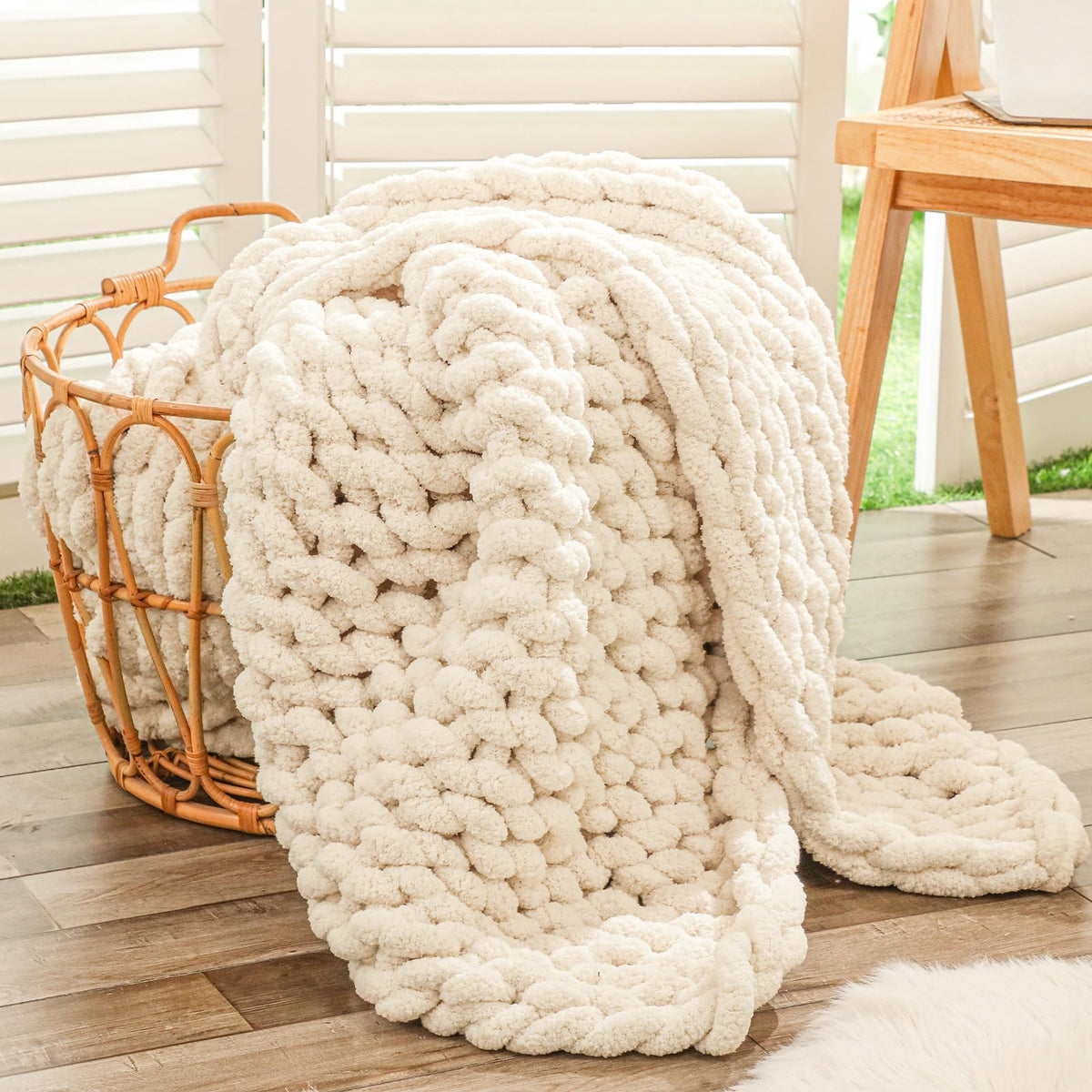Bigacogo chunky knit blanket close-up texture for ultra-soft chenille and cozy lounging
