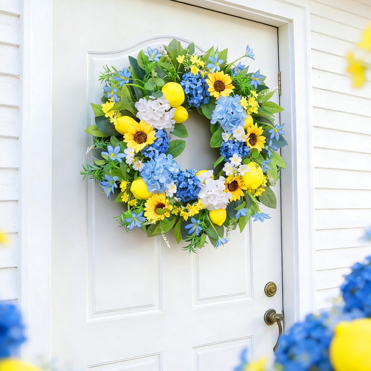 Bloeien 24in wreath suitable for indoor or outdoor use.